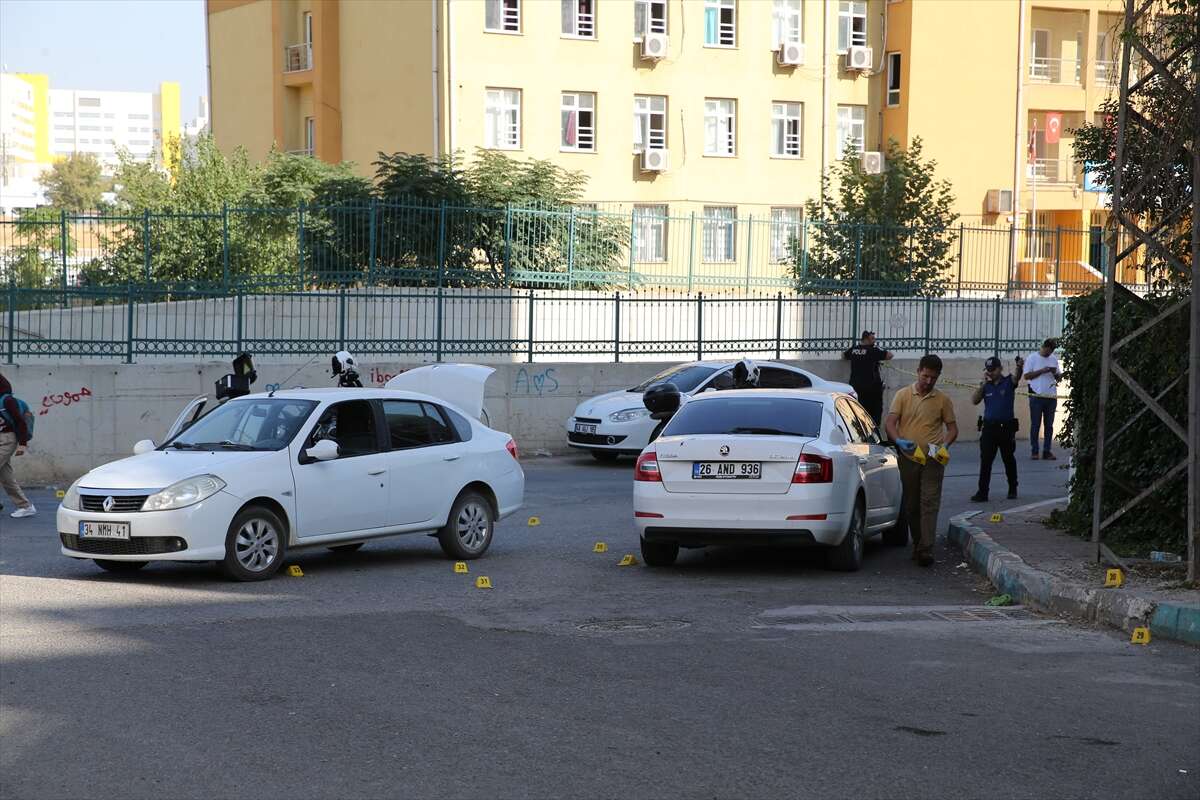 Okul yanında silahlı çatışma çıktı! 5 kişi vuruldu 5